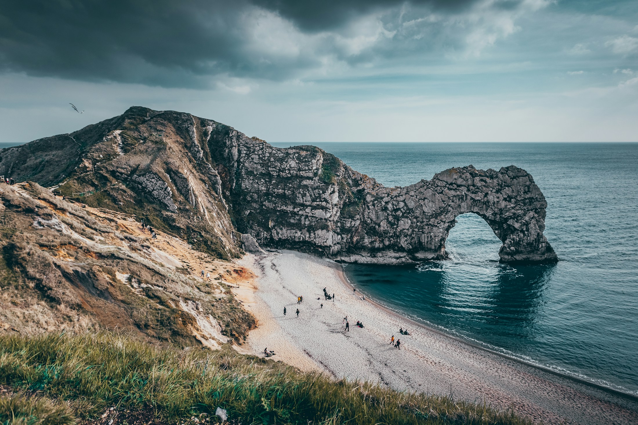 The limestone arch of Durdle Door overlooking the sea